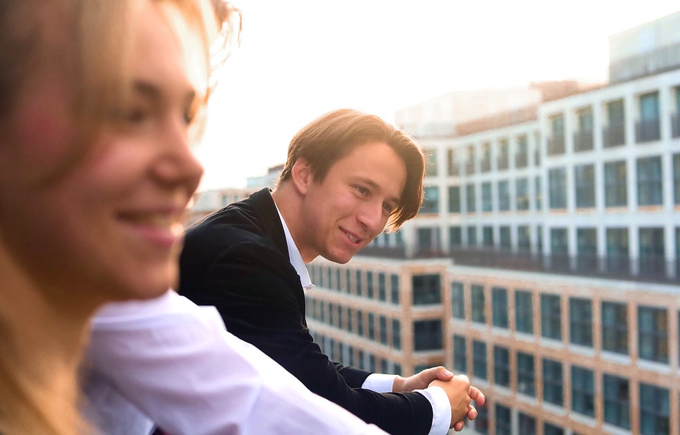 Fabian Paegel auf einer Dachterrasse in Berlin