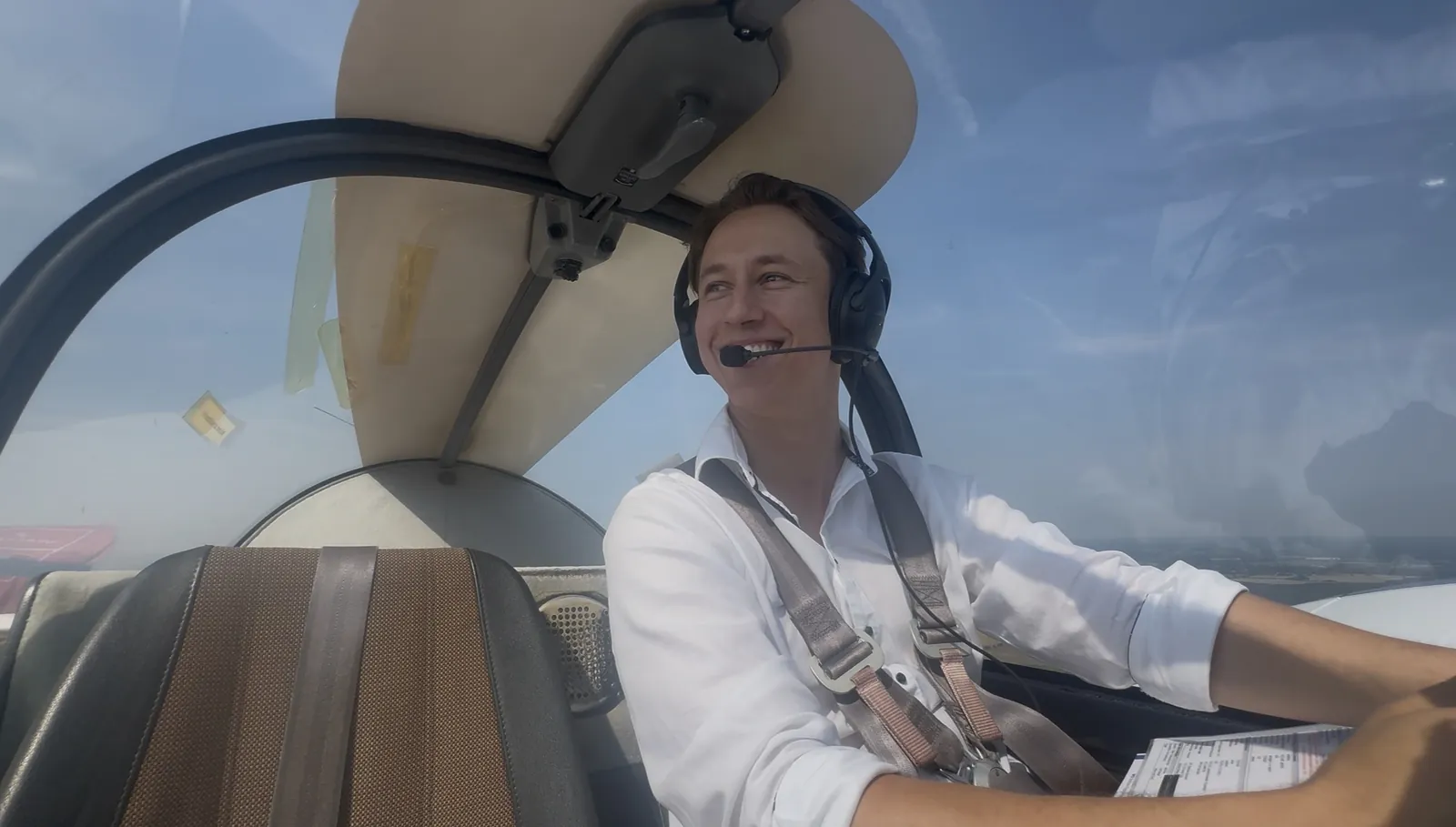 Fabian Paegel lachend im Cockpit eines Kleinflugzeugs