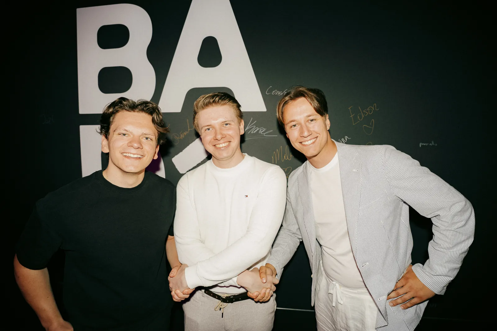 Fabian Paegel mit zwei Gründern bei einem Event an der CODE University