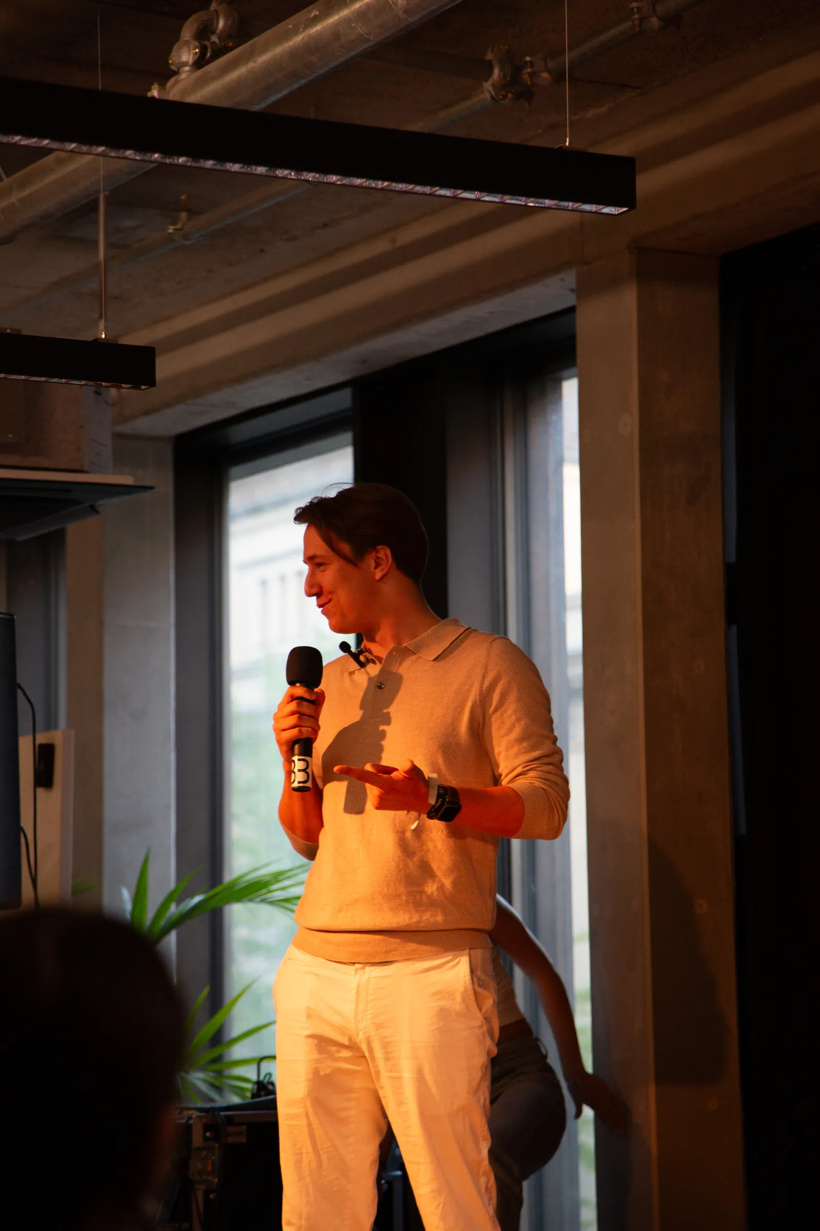 Fabian Paegel spricht mit Mikrofon auf der Fuckup Night Berlin