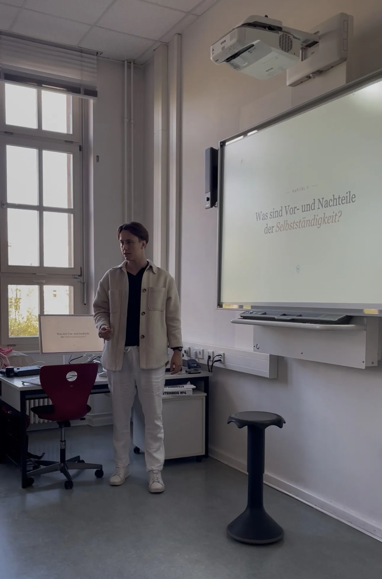Fabian Paegel hält einen Vortrag vor einer Schulklasse